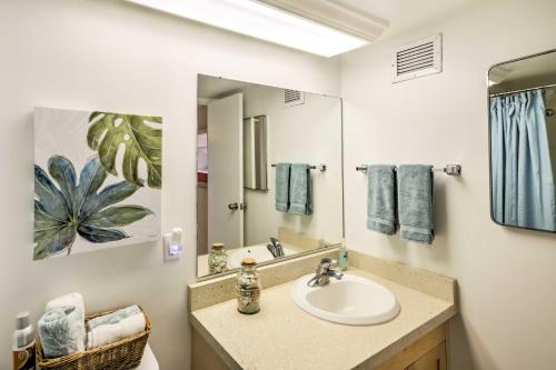 La salle de bains est pourvue d'un lavabo et d'un miroir. dans l'établissement Makaha Condo Near Pokai Bay Beach with Ocean View!, à Waianae