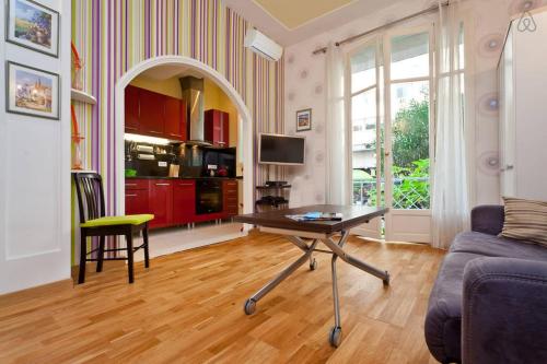 un salon avec une table et un canapé dans l'établissement Studio Alberti, à Nice