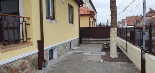 Yellow House في سيبيو: زقاق به مبنى أصفر وسياج