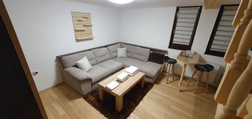 ein Wohnzimmer mit Sofa und Tisch in der Unterkunft Yellow House in Sibiu
