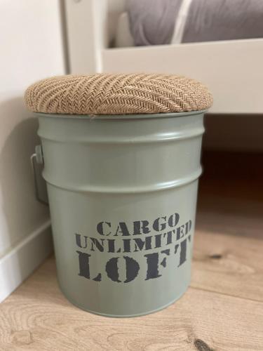 a bucket with a lid on top of it at The Loft Factory 4 Chambres Vue Garonne + Jardin in Lormont
