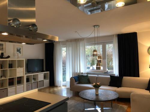 una sala de estar con un sofá y una mesa en Auszeit, en Überlingen