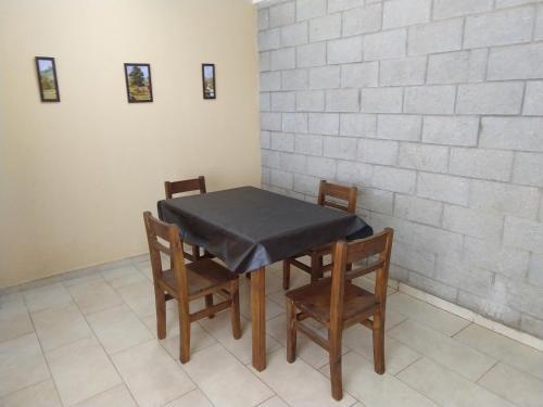 una mesa y sillas con un mantel negro. en Departamento 4 en Puerto Iguazú