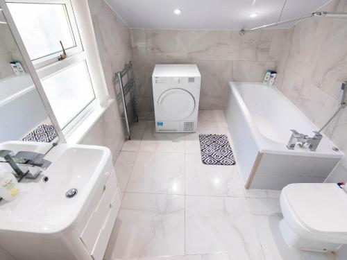 Koupelna v ubytování 2 bedroom house with free Parking, Aylesbury, Johns st