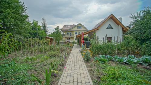 een tuin met een bakstenen pad voor een huis bij Vilux with indoor private parking in Braşov