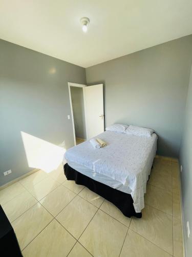 1 dormitorio con 1 cama en la esquina de una habitación en Apartamento Mobiliado- 01 Quarto, Sala, Cozinha - Alto Sucuriú- ZONA NORTE SP - cod 09, en São Paulo