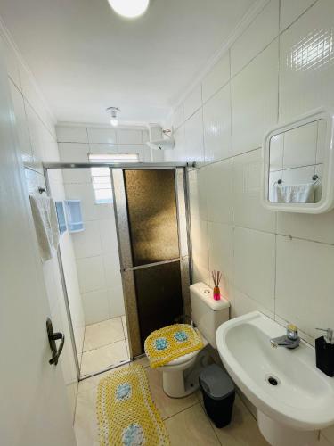 Baño blanco con lavabo y aseo en Apartamento Mobiliado- 01 Quarto, Sala, Cozinha - Alto Sucuriú- ZONA NORTE SP - cod 09, en São Paulo