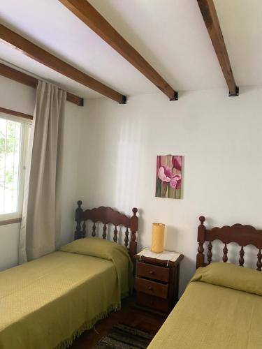 1 Schlafzimmer mit 2 Betten und einem Fenster in der Unterkunft MEIN HAUS in Sierra de los Padres