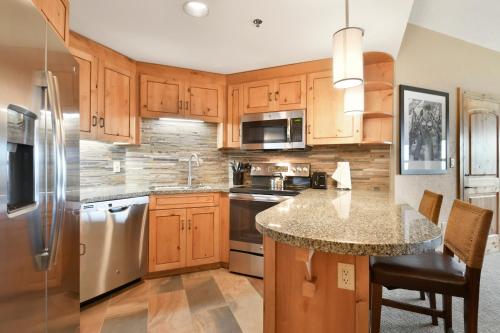 Grand Summit Lodge by Park City - Canyons Villageにあるキッチンまたは簡易キッチン