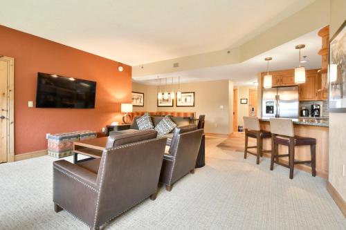Grand Summit Lodge by Park City - Canyons Villageにあるキッチンまたは簡易キッチン