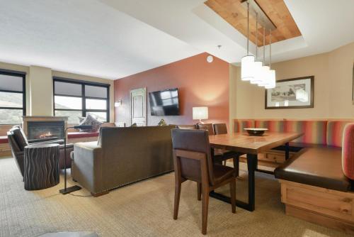 Grand Summit Lodge by Park City - Canyons Villageにあるテレビまたはエンターテインメントセンター