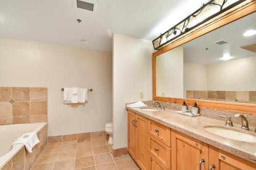 Grand Summit Lodge by Park City - Canyons Villageにあるバスルーム