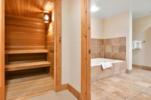 Grand Summit Lodge by Park City - Canyons Villageにあるバスルーム