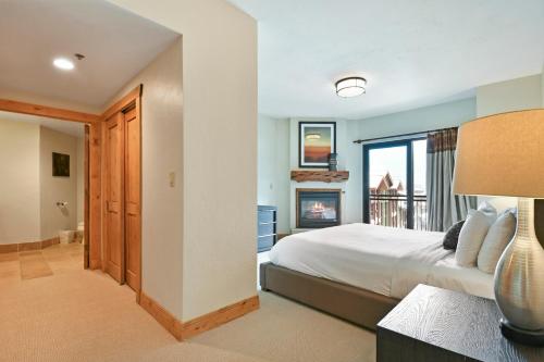 Grand Summit Lodge by Park City - Canyons Villageにあるベッド