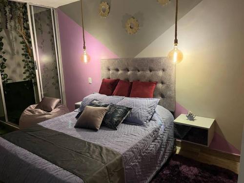 1 dormitorio con 1 cama grande con almohadas rojas en ~•handsome apartment for tourists in Medellin, en Medellín