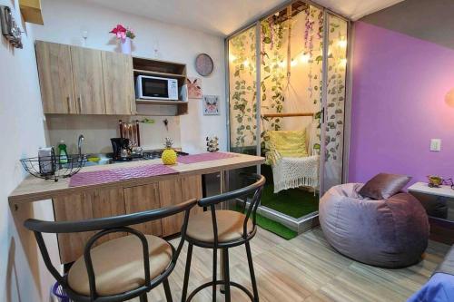una pequeña cocina con barra y 2 taburetes en ~•handsome apartment for tourists in Medellin, en Medellín