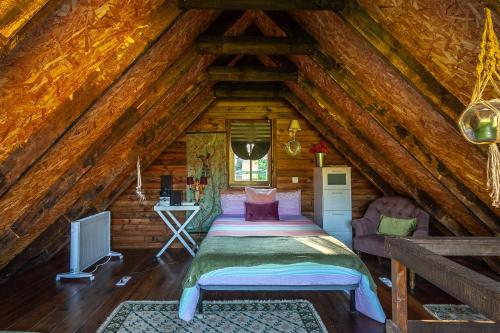 una camera con un letto in una baita di tronchi di Vale da Silva Villas - Quinta ad Albergaria-a-Velha
