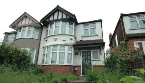 une maison avec un visage de chat à l'avant dans l'établissement HEART OF HANGER LANE, à Londres