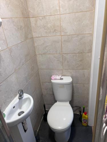 La petite salle de bains est pourvue de toilettes et d'un lavabo. dans l'établissement HEART OF HANGER LANE, à Londres