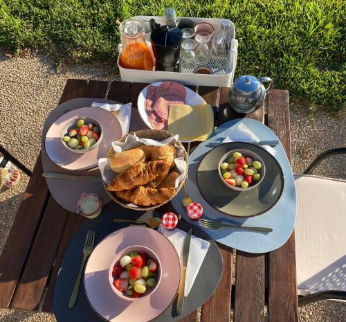 ein Picknicktisch mit Teller mit Essen drauf in der Unterkunft Casa Rural Y Spa de Regina 