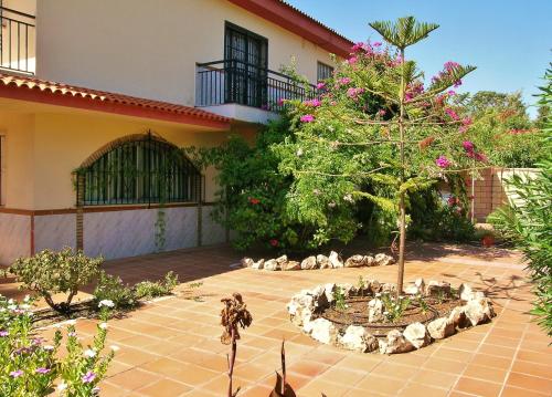 a garden in front of a house with a tree at RELAX, PLAYA, NATURALEZA…!!. VILLA INDEPENDIENTE CON JARDÍN... in Islantilla
