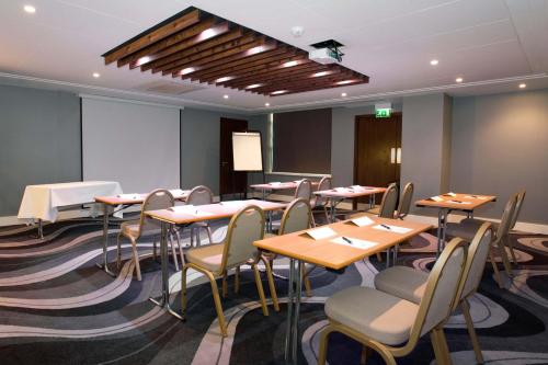 Sandman Signature London Gatwick Hotelにあるビジネスエリアまたは会議室