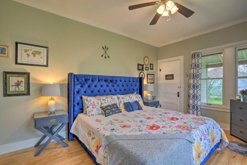 Postel nebo postele na pokoji v ubytování Adorable Cottage Less Than 1 Mi to Guadalupe River and Dtwn