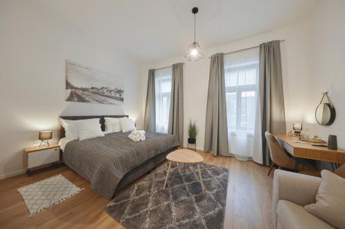 - une chambre avec un lit, un bureau et un canapé dans l'établissement Chop Old House Hotel, à Velika Gorica