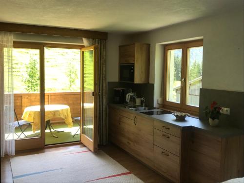 A kitchen or kitchenette at Haus Bergfrieden