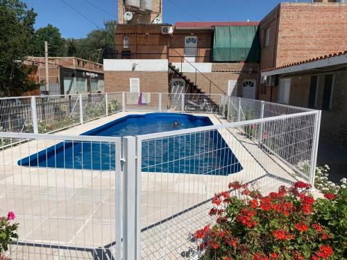 una valla alrededor de una piscina en la parte superior de un edificio en Cabañas San Gabriel Carlos Paz, en Villa Carlos Paz