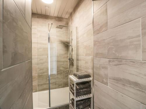 uma casa de banho com um chuveiro e uma porta de vidro em Rothiemay em Girvan