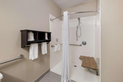 Koupelna v ubytování SureStay Plus Hotel by Best Western Plano