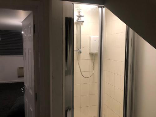 La salle de bains est pourvue d'une douche et d'une porte en verre. dans l'établissement 1 bedroom flat Oakfield Road, à Bristol