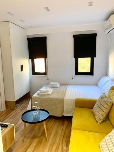una piccola stanza con un letto e un divano di Digital Nomad Central ap a Tirana