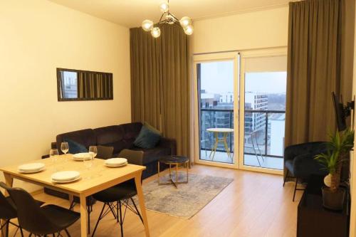 華沙的住宿－Apartament 9, z oddzielną sypialnią!，客厅配有桌子和沙发