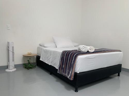 a bed with two towels on top of it at Aloja-T en Apartamento amoblado SIN balcón en Ciudad Bolivar in Ciudad Bolívar