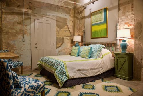 een slaapkamer met een bed, een tafel en een stoel bij New Orleans Premier Rentals in New Orleans