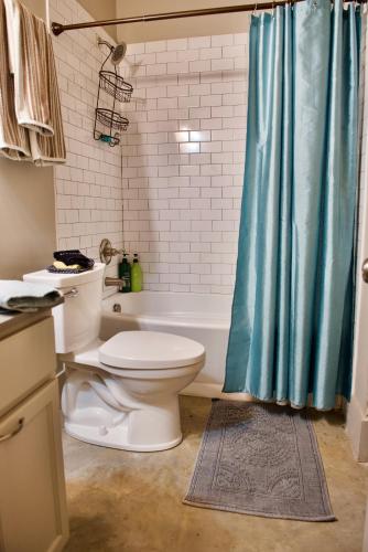 Ένα μπάνιο στο New Orleans Premier Rentals