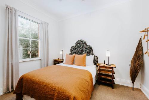 Voodi või voodid majutusasutuse Riddell Cottage - A Federation Hideaway in Town toas