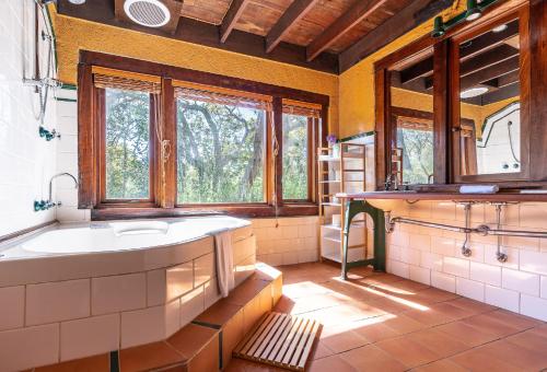 baño grande con bañera grande y ventanas en Casa Rua Margaret River, en Witchcliffe