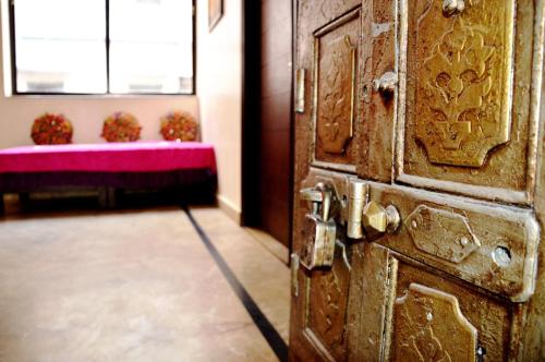 an open door to a room with a pink table at La Casa in Haridwār