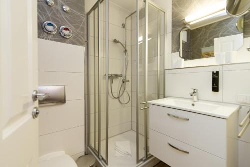 La salle de bains est pourvue d'une douche, de toilettes et d'un lavabo. dans l'établissement Strand-Park Strand-Park 113, à Heringsdorf