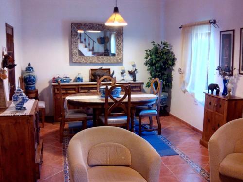 ein Wohnzimmer mit Esstisch und Stühlen in der Unterkunft Costa da Caparica Beach House in Costa da Caparica