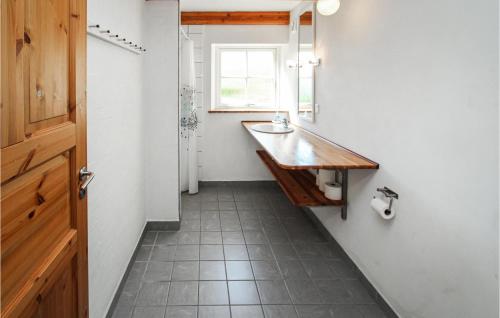 baño con lavabo de madera y ventana en Beautiful Home In Sams With Kitchen, en Toftebjerg