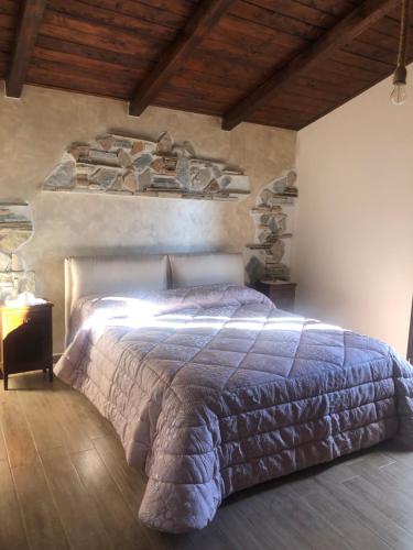 雷焦卡拉布里亞的住宿－Il casale degli aragonesi，一间卧室设有一张床和木制天花板