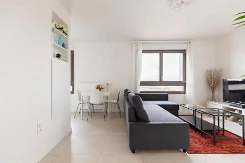 ein Wohnzimmer mit einem Sofa und einem Tisch in der Unterkunft Paris & Chill in Rosny-sous-Bois