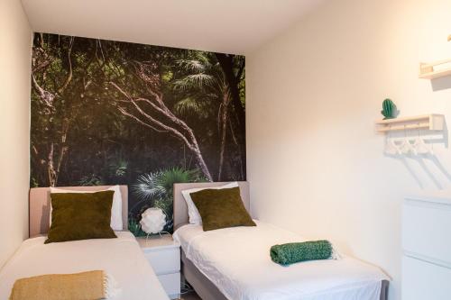 Un pat sau paturi într-o cameră la Blue Bay Resort luxury apartment Green View
