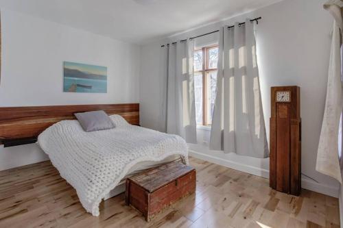 a bedroom with a bed and a window at FUNCTIONAL AND COZY APARTMENT - CITE LIMOILOU in Quebec City