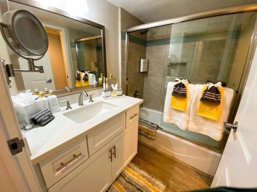 W łazience znajduje się umywalka oraz prysznic z lustrem. w obiekcie Beautiful Ocean Views - SEASCAPE - Hot Tubs - Heated Pools - Cozy Fireplace w mieście Aptos