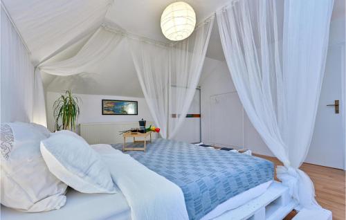 um quarto branco com uma cama de dossel em Stunning Home In Hrebinec With House A Panoramic View em Hrebinec